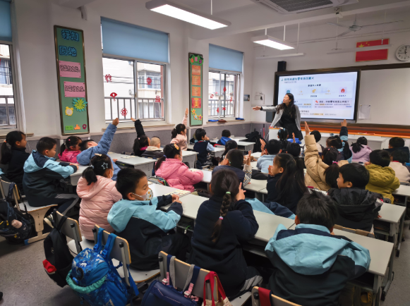 在学生们心中播下理性消费尊重劳作与规划未来的种子 在学生们心中播下理性消费尊重劳作与规划未来的种子